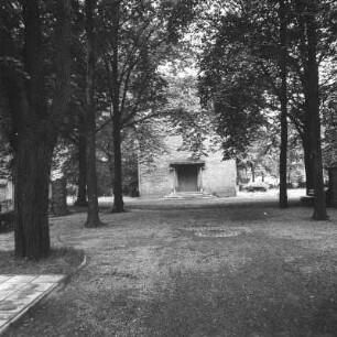 Cottbus-Schmellwitz. Nordfriedhof (1870 angelegt). Blick zur Friedhofskapelle (1929; Walter)