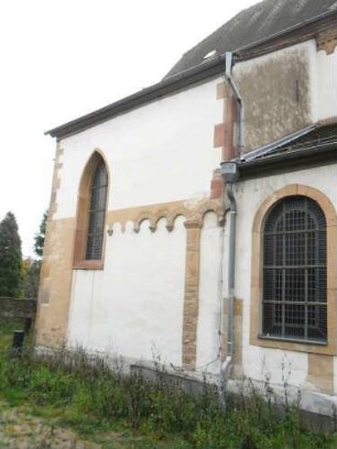 Kirche von Norden-Querhaus im Nordosten (vor Chor) von Nordwesten mit Blendbogenfries - Fenster Gotisch erneuert