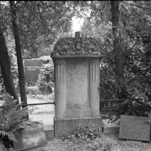 Grabmal der Familie Paul Müller : Grabmal der Familie Paul Müller. Sandstein (1801/1900). Chemnitz-Glösa-Draisdorf, Kirchhof von Sankt Jodokus (Friedhof Glösa)
