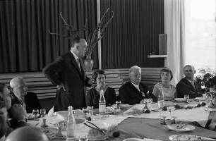 Bernau: Ehrengäste an der Tafel im Kurhaus, Rede Senator Dr. Burda