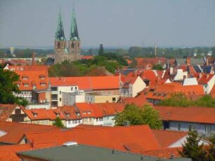 Quedlinburg - Nikolaikirche : Nikolaikirche vom Schloss gesehen, aufgenommen in Quedlinburg am 29. April 2014. Foto Uwe Gerig