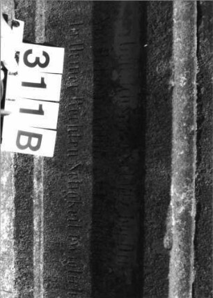 Grabstein 311 (Index: 100085234) Maße HxBxT: 196x88x44 cm Beschreibung: ädikulaart. St. m. Pfeilern, giebelart. Abschl. m. Verdach. , Schriftfeld eingetieft: Grabstein 311B
