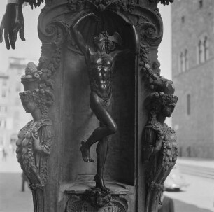 Perseus mit dem Haupt der Medusa — Sockel mit Statuennischen, Fruchtbarkeitsgöttinnen, Masken und Widderköpfen — Merkur