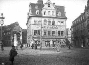 Marktplatz 13. Westseite des Marktplatzes um 1898 mit Marktschlößchen und Mündung der Großen Klausstraße