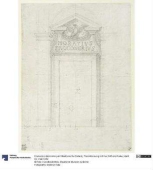 Architektonische Details, Türeinfassung mit Inschrift und Falke