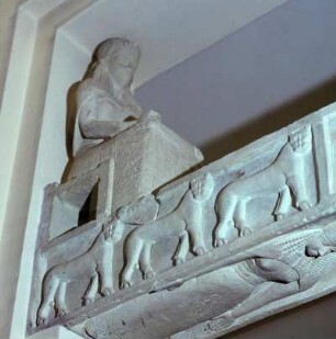 Türsturz von einem Tempel in Rhizénia (Prinias) (Fragment)