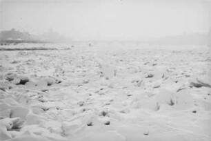 Dresden. Vereiste Elbe an der Carolabrücke