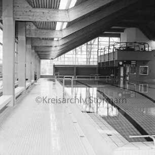 Hallenbad [später Travebad-Schwimmhalle]: Konrad-Adenauer-Ring: Innenansicht: Schwimmbecken: hinten rechts Aufsichtsraum: davor Anzeigen: dahinter Fensterfront: 16. Februar 1976