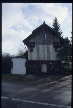 Bahnwärterhaus am Übergang in km 26+