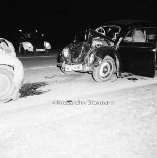 B 404: bei Blumendorf: Verkehrsunfall: Zusammenstoß von zwei Pkws: beide Unfallwagen auf Straße: am Boden Kreidemarkierungen der Polizei, Ölspuren: hinten Polizeiwagen: im Dunkeln