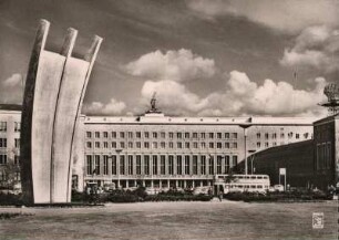 Berlin, Zentralflughafen mit Denkmal am Platz der Luftbrücke