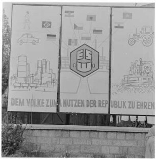 Strasse der Besten, Pforte I, Großflächenwerbung, Porträtaufnahmen