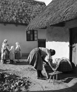 Reisefotos. Ungarn. Dorfszene mit Kindergruppe und Frau an einer Waschschüssel (wahrscheinlich in Csömör)