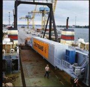 Schwertransport mit Lastwagen "VE Kombinat Deutrans" von Rostock nach Schwedt/Oder