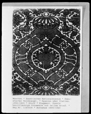 Gemusterter Seidensamt, dunkle breitflächige Ornamente auf hellem Grund