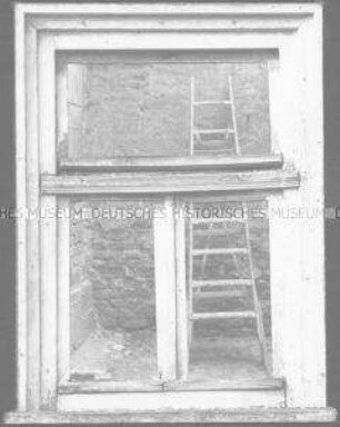 Collage: Fenster, dahinter eine Leiter (Altersgruppe 18-21)