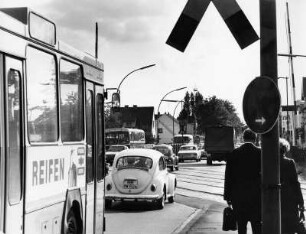 Hamburg-Rahlstedt. Straßenszene. Eisenbahnübergang