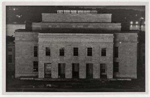 Völkerbundpalast in Genf bei Mondschein