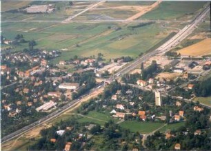 Dresden-Hellerau. Stadtteilansicht mit Bundesautobahn (BAB) 13. Luftbild-Schrägaufnahme von Südost