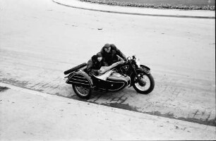 Bukarest: Im Motorrad, Mann zeigt Frau die Landkarte, von weiter oben