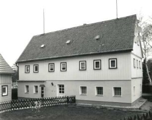Ebersbach-Neugersdorf, Fröbelstraße 8. Wohnhaus mit Seitengebäude (1801/1900). Wohnhaus