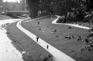 Freiburg: Dreisam von der Kaiser-Joseph-Brücke mit Anlagen Schreiberstraße
