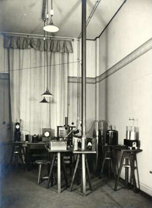 Ehemaliges Zimmer für Radiotelegraphie : Dresden-Südvorstadt, Helmholtzstraße 9. Königlich Sächsische Technische Hochschule; Elektrotechnisches Institut. Ehemaliges Zimmer für Radiotelegraphie