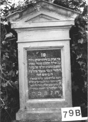 Grabstein 75 (Index: 99805343) Material: Sandstein, schwarze Marmorplatte Zustand: Sockel völlig verwittert Maße HxBxT: 142x52x28 cm Beschreibung: Stele, Sockel, Giebel mit Verdachung, rechteckige Schriftplatte: Grabstein 75 (Detailaufnahme)