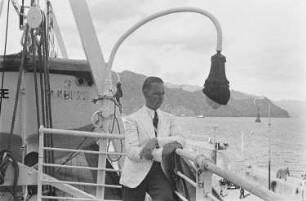 Reisefotos Mittelmeer. Der Bordfotograf Franz Grasser an Deck des Passagierschiffes "Milwaukee"