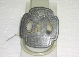 Tsuba mit vergoldetem Blattdekor