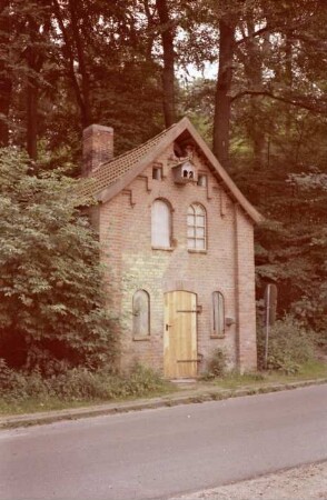 Nütschau: Schloßstraße 44: gegenüber von ehemaliger Kornwassermühle: Backhaus: giebelständiger Backsteinbau: Straßenfront mit Tür
