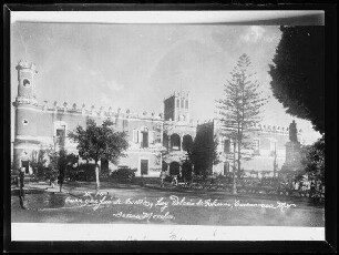 Cuernavaca (Mexiko: Palast des Cortés bzw. "Palacio Cortés" (Vorderansicht)