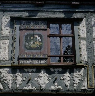 Meiningen. Büchnersches Hinterhaus (Grumbachisches Haus). Fenster mit bemaltem Laden