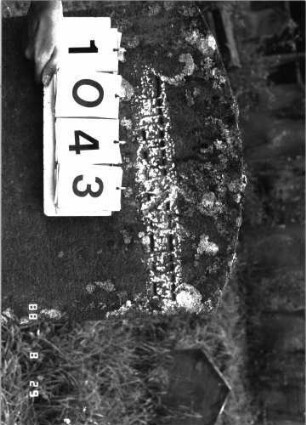 Grabstein 1043 (Index: 100098962) Maße HxBxT: 121x57x10 cm: Grabstein 1043 (Detailaufnahme)