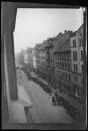 Landshut: Zug der 5. Eskadron des 2. Schwere-Reiter-Regiments mit Pferdegespannen durch die Altstadt beim Einmarsch vom Felddienst (Blick von oben)