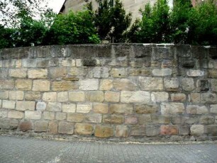 Kirchhofmauer im Süden von Ortsseite mit Werksteinen im Mauersteinverband-Wehrgang abgetragen