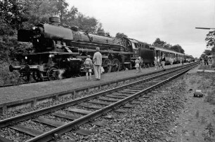 Cuxhaven: Sonderfahrt mit einer Oldtimer-Lokomotive, Baureihe 042 der Firma Borsig: Halt an einem Bahnhof in Richtung Hamburg