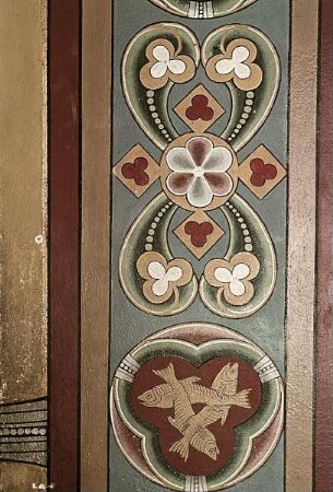 Ornamentale Malerei in einer Fensterlaibung der Ostwand mit Fischen