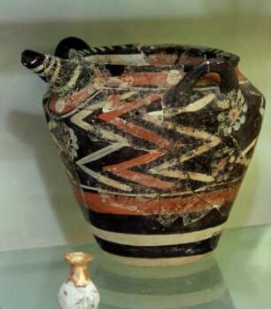 Iraklion. Archäologisches Museum. Ausgusskanne, 16cm, Kamarés-Stil. Älterer Palast, 1900-1700 v. Chr. P5