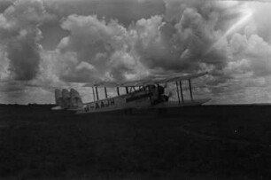 Verkehrsflugzeug : Englische Verkehrsflugzeug beim Abflug.