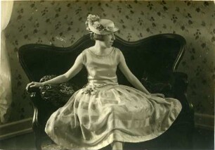 Junge Frau im Ballkleid