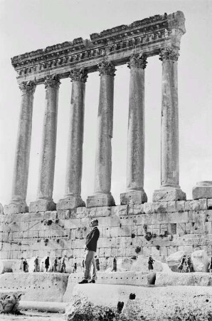 Reisefotos Libanon. Baalbek. Tempelanlage (101/300). Ruine des Jupitertempels. Ansicht mit einem Touristen
