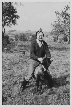 Der Schriftsteller Heinz Czechowski auf einem Schaf