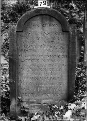 Grabstein 79 (Index: 100091049) Maße HxBxT: 150x84x15 cm: Grabstein 79 (Übersichtsaufnahme)