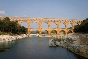 Frankreich. Languedoc Roussillon. Gard. Pont du Gard. Römisches Aquädukt erbaut in den Jahren 40 bis 60 n. Chr. über den Fluss Gardon. Nach Hochwasser 2002