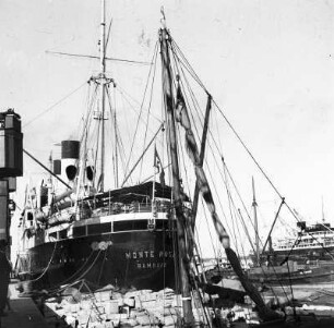 Passagierschiff "Monte Rosa" am Kai in einem Hafen