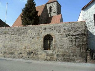 Ansicht von Südosten mit Kirche (Spätgotischer Neubau) über Kirchhofmauer (Wehrgang mit Steinbrüstung im 18 Jh nach Auflassung des Kirchhofes abgetragen)