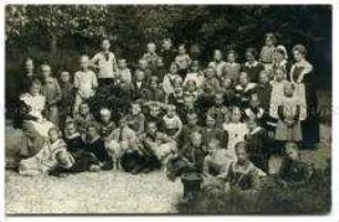 Berliner Kinder mit Betreuerinnen an der Ostsee