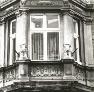 Cottbus, Straße der Jugend 11. Wohn-und Geschäftshaus (E. 19. Jh.). Erker (1. OG)