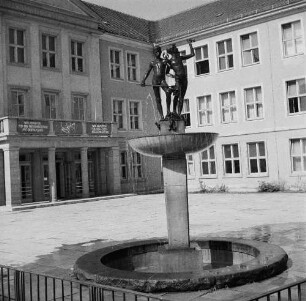 Brunnen : Brunnen. Metall, Stein (1956; W. Reinhold). Dresden-Südvorstadt, Schulhof der 3. Mittelschule (Ansicht während der Reiningung mit einem Wasserstrahl)